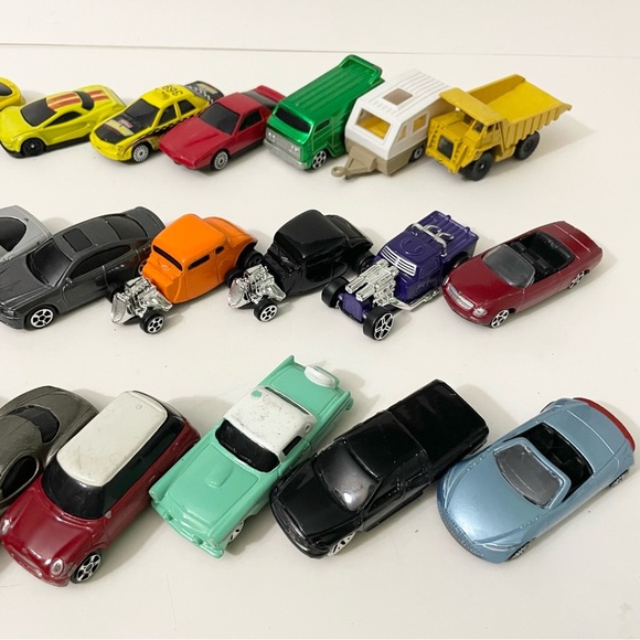 Lot of 28 Diecast Cars Maisto Toys - Picture 6 of 16